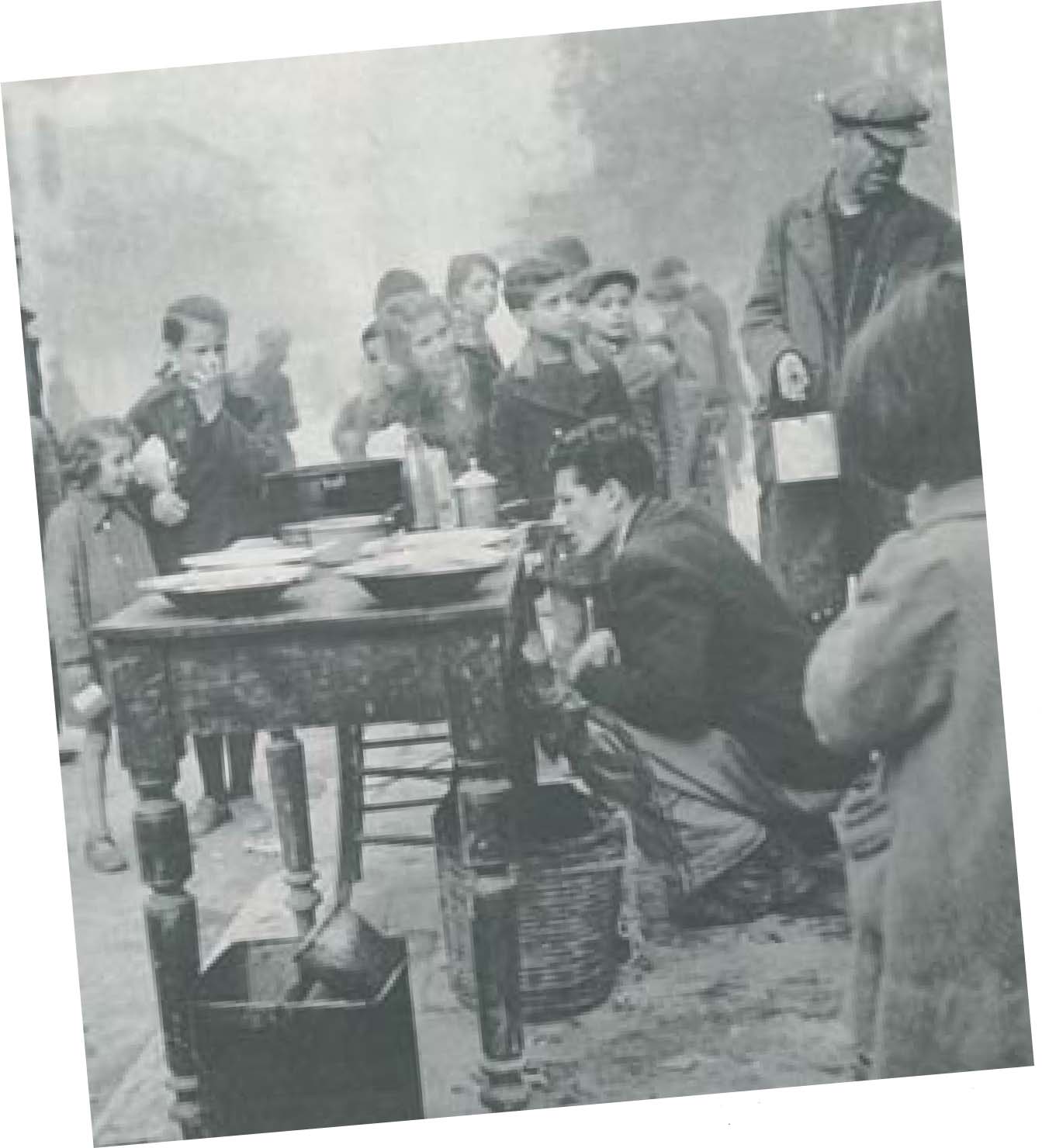 ∆εκέµβριος 1941. Συσσίτιο για τα πεινασµένα παιδιά σε µια γειτονιά της Αθήνας, την περίοδο της γερµανικής κατοχής.