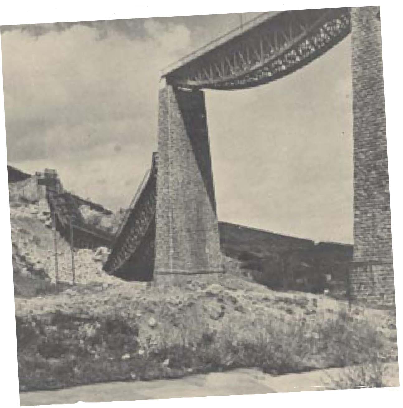 Η γέφυρα του Γοργοπόταµου µετά την ανατίναξή της, στις 25 Νοεµβρίου 1942. Θεωρείται η κορυφαία πράξη της Εθνικής Αντίστασης