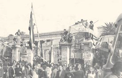 Τετάρτη, 14 Νοεµβρίου 1973. Οι Έλληνες φοιτητές διαµαρτύρονται κατά της δικτατορίας και υπερασπίζονται τη δηµοκρατία.