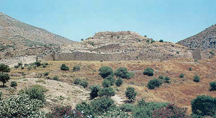 1. Η ακρόπολη των Μυκηνών χτισµένη στην κορυφή του λόφου. Κάτω απλώνεται η πεδιάδα του Άργους.