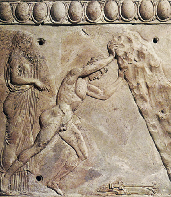 1. Ο Θησέας σηκώνει το θεόρατο βράχο και βρίσκει το σπαθί και τα σαντάλια του πατέρα του. Πίσω του είναι η µητέρα του, η Αίθρα, που τον κατευθύνει. Αρχαίο ελληνικό ανάγλυφο.