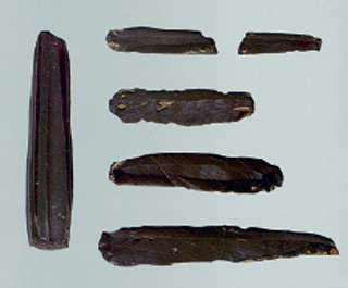 1. Εργαλεία των Κυκλαδιτών: λεπίδες από οψιανό (πάνω) και σµίλες από µέταλλο (κάτω).