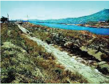 4. Ερείπια από το ∆ίολκο στην αρχαία Κόρινθο. ∆ίολκος ήταν ο δρόµος πάνω στον οποίο µετέφεραν τα καράβια που έφταναν στα λιµάνια του Κορινθιακού και του Σαρωνικού κόλπου. Η διώρυγα έγινε αργότερα.