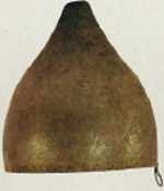 2. Κράνος περσικό που βρέθηκε ανάμεσα στα λάφυρα του Μαραθώνα (Oλυμπία, Αρχαιολογικό Μουσείο).