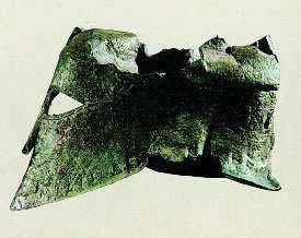 2. Χάλκινο κράνος (Μουσείο Αρχαίας Oλυµπίας). Τι διαφορά έχει από αυτά που φορούν σήµερα οι στρατιώτες;