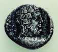 3. Δίδραχμο της βοιωτικής συμμαχίας. Στη μία πλευρά του απεικονίζεται η χαρακτηριστική ασπίδα των Βοιωτών (Αθήνα, νομισματική συλλογή Αρχαιολογικού Μουσείου).