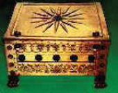 5. Χρυσή λάρνακα με το έμβλημα των Μακεδόνων βασιλιάδων (Βεργίνα, κτίριο προστασίας βασιλικών τάφων)