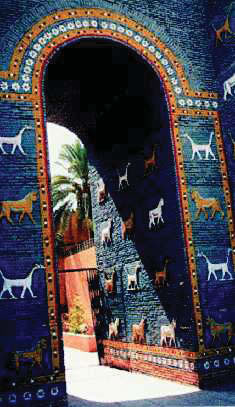 1. Oι πύλες της εισόδου της αρχαίας Βαβυλώνας, όπως διατηρούνται μέχρι σήμερα. Από αυτή την είσοδο πέρασε και ο Μ. Αλέξανδρος με το στράτευμά του, όταν έφτασε στην πόλη.