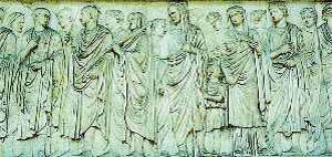 2. Παράσταση που απεικονίζει άντρες της Συγκλήτου (Ρώμη, βωμός Αυγούστου)