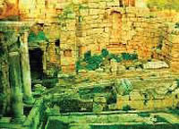 5. Ερείπια της Κορίνθου, η οποία ξαναχτίστηκε αργότερα από τους Ρωμαίους. Η αγορά της είχε καταστήματα, ναούς, λουτρά και άλλα δημόσια κτίρια.