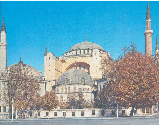 Ο Μ. Κωνσταντίνος προσφέρει στην Παναγία την οχυρωμένη Κωνσταντινούπολη και ο Ιουστιανός την Αγία Σοφία. (ψηφιδωτό από το ναό)