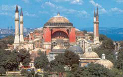 2. Η Αγία Σοφία, μετά την άλωση της Πόλης από τους Τούρκους, έγινε τζαμί και σήμερα λειτουργεί ως μουσείο.
