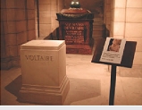 Ο τάφος τον Βολταίρου στο Πάνθεον, Παρίσι