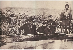 Ο Τέλλος Αγαπηνός (καπετάν Αγρας) με άνδρες του στη λίμνη των Γιαννιτσών, Αθήνα, συλλογή Ιωάννη Μαζαράκη