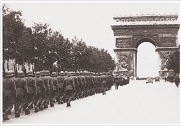 Γερμανοί στρατιώτες καταλαμβάνουν το Παρίσι