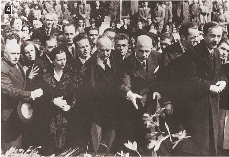 Η κηδεία του Κωστή Παλαμά, στις 28 Φεβρουαρίου 1943, εξελίχθηκε σε κορυφαία αντιστασιακή πράξη εναντίον των κατακτητών. Τρίτος από αριστερά διακρίνεται ο ποιητής Άγγελος Σικελιανός, φωτ. Κ. Μεγαλοκονόμου