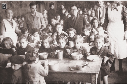 Συσσίτιο για τα πεινασμένα παιδιά της Αθήνας το 1943, Αθήνα, φωτ. Ι. Ευαγγελίδη, ΕΛΙΑ