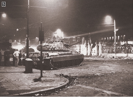 17 Νοεμβρίου 1973. Άρμα μάχης ετοιμάζεται να παραβιάσει την πύλη του Πολυτεχνείου, φωτ. Β. Καραμανώλης