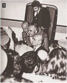 Ο Κωνσταντίνος Καραμανλής φτάνει στην Αθήνα τα χαράματα της 24ης Ιουλίου 1974, Αθήνα, φωτογραφικό αρχείο Ιδρύματος «Κ.Γ. Καραμανλής»