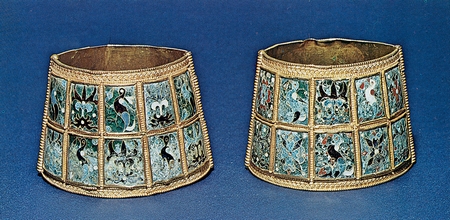 Περικάρπια από χρυσό και σμάλτο (8ου ή 9ου αι.). Θεσσαλονίκη, Αρχαιολογικό Μουσείο. Οι Βυζαντινές ήταν φιλάρεσκες κα παραφορτώνονταν με κοσμήματα.ι 