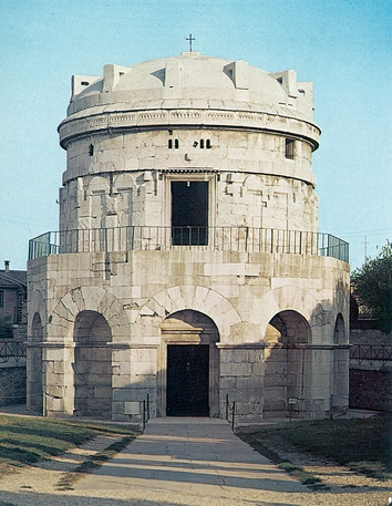 Το Μαυσωλείο του βασιλιά Θευδεριχου στη Ραβέννα (μετά το 526). Πρόκειται για διώροφο κτίσμα που σκεπάζεται από μονόλιθη λαξευτή πέτρα βάρους 170 τόνων διακοσμημένο με λαβές και γεωμετρική ταινία.