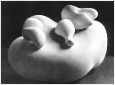 6. Αρπ, «Κεφάλι με τρία ενοχλητικά αντικείμενα», 1932, μάρμαρο. Η λιτότητα της σύνθεσης στο έργο του Αρπ είναι εμφανής. Οι τέσσερις καμπύλες φόρμες συνυπάρχουν αρμονικά.
