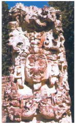 13. Ανάγλυφη μνημειακή στήλη ύψους τριών μέτρων από το Κοπών στο Μεξικό, παρ. 740 μ., τέχνη των Μάγια.