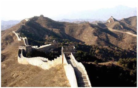 39. Τον 3ο αι. π.Χ., κατά τη δυναστεία Τσιν, κατασκευάζεται το μεγάλο Σινικό Τείχος, το οποίο ξεδιπλώνεται στο βόρειο μέρος της Κίνας, σε έκταση 4.800 χιλιομέτρων.