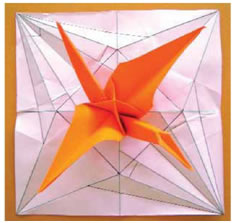 5. Γερανός, το παραδοσιακό γιαπωνέζικο origami, επάνω σε χαρτί με το σχεδιάγραμμα, που δείχνει τις γραμμές του διπλώματος του χαρτιού.