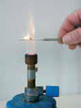Το μαγνήσιο αναφλέγεται με τη χαρακτηριστική λαμπρή φλόγα.