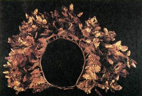Χρυσό στεφάνι με φύλλα και καρπούς βελανιδιάς. Δεύτερο μισό τον 4ου αιώνα π.Χ. Αρχαιολογικό Μουσείο Θεσσαλονίκης.