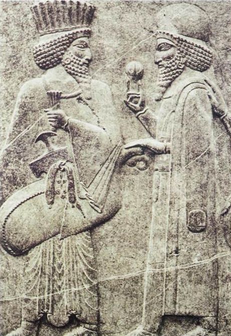 Δύο αξιωματικοί, Πέρσης και Μήδος. Ανάγλυφο σε πεσσό των ανακτόρων της Περσεπόλεως. Τέλη του 6ου αιώνα π.Χ.
