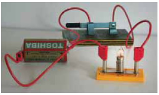 Όταν συνδέσουμε τα άκρα μιας μπαταρίας με ένα λαμπτήρα, ο λαμπτήρας φωτοβολεί.