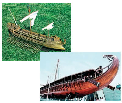 Σύγχρονες αναπαραστάσεις τριήρους (αριστερά μακέτα από το Ναυτικό Μουσείο Πειραιά και δεξιά η «Ολυμπιάς»)