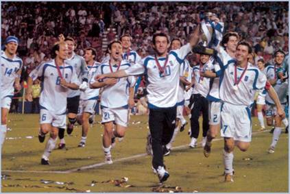 Η Εθνική Ελλάδας πανηγυρίζει για την κατάκτηση του Κυπέλλου στο ευρωπαϊκό πρωτάθλημα ποδοσφαίρου (Ιούλιος 2004)
