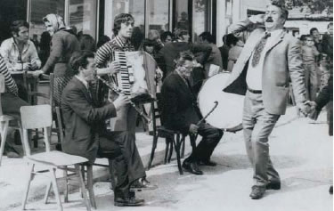 Από το βιβλίο του Λ. Δρανδάκη, Ο αυτοσχεδιασμός στον ελληνικό Δημοτικό χορό Α' έκδοση 1993.