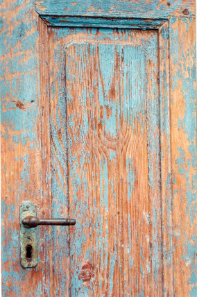 93. Στην παλιά πόρτα διακρίνονται οι φυσικές γραμμές των νερών του ξύλου και οι τεχνητές γραμμές της κατασκευής της. 