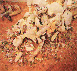 239. Γ. Σεμιτέκολο «Κοσμικά υπολείμματα» 1994 σπασμένες κούκλες, σκουπίδια και ήχος