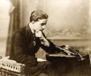 Μανώλης Καλομοίρης (1883-1962): Θεωρείται ένας από τους θεμελιωτές της Ελληνικής Εθνικής Μουσικής Σχολής. Η μουσική του δανείζεται στοιχεία από τις λαϊκές ελληνικές μελωδίες. Υπήρξε, ως ακαδημαϊκός και πρόεδρος της Λυρικής Σκηνής, σημαντικός παράγοντας των μουσικών θεμάτων της χώρας. Έγραψε όπερες, έργα για ορχήστρα, το συμφωνικό ποίημα «Μηνάς ο ρέμπελος», κοντσέρτα, τραγούδια, μουσική δωματίου κ.ά.