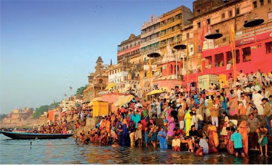 Ινδοϊστές στα νερά του Γάγγη στην ιερή πόλη Μπενάρες