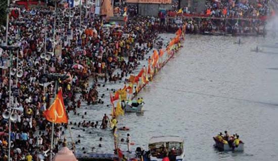 Μαζική προσέλευση χιλιάδων Ινδοϊστών για τηθρησκευτική γιορτή Kumbh Mela στον ποταμό Shipra