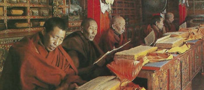 Θιβετιανοί μοναχοί μελετούν ιερές γραφές