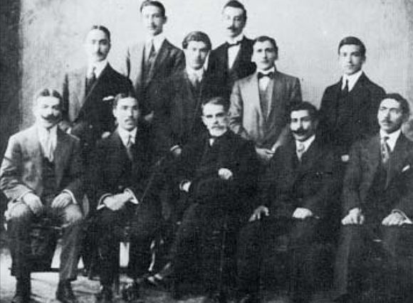 Ο Παλαμάς με φοιτητές από τη Μυτιλήνη. Ο Μυριβήλης, όρθιος τέταρτος από αριστεράΑνθολογία Σοκόλη)