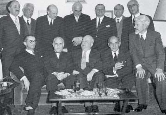 Ποιητές και πεζογράφοι της γενιάς του '30. Όρθιοι από αριστερά: Πετσάλης, Βενέζης, Ελύτης, Σεφέρης, Καραντώνης, Ξεφλούδας, Θεοτοκάς. Καθήμενοι: Τερζάκης, Δημαράς, Κατσίμπαλης, Πολίτης, Εμπειρίκος. Φωτογραφία που θεωρήθηκε ότι αποδίδει τη Γενιά του Τριάντα (Ανθολογία Σοκόλη)