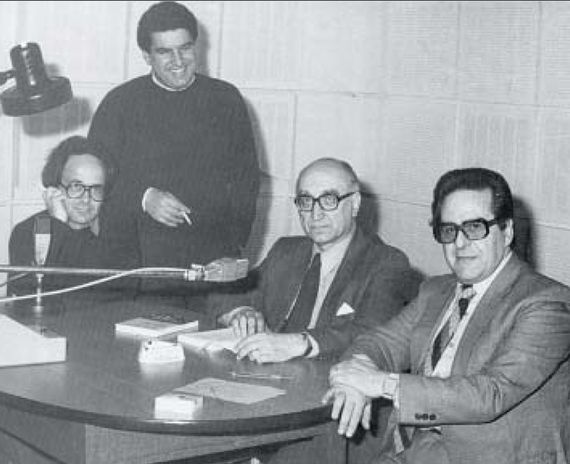 Ο Σπύρος Τσακνιάς με το Σπύρο Πλασκοβίτη (κέντρο) προσκεκλημένοι σε ραδιοφωνική εκπομπή του Κώστα Παπαγεωργίου και του Γιάννη Κοντού (όρθιος). Αθήνα 1983 (Ανθολογία Σοκόλη)