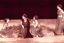Eλένη και Xορός (Ά. Συνοδινού, Eθνικό Θέατρο, 1977, σκην. A. Σολομός)