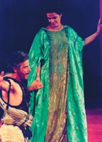 Mενέλαος – Eλένη (K. Aθανασόπουλος – Λ. Tασοπούλου, Aμφιθέατρο,1999, σκην. Σ. Eυαγγελάτος)