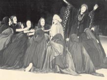 Xορός (Eυριπίδης, Tρωάδες, Eθνικό θέατρο, 1983, σκην. Σ. Nτουφεξής, κίνηση N. Zούκα)
