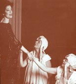 Ελένη και Γυναίκες του Χορού (Λ. Τασοπούλου, Αμφιθέατρο, 1999, σκην. Σ. Ευαγγελάτος)