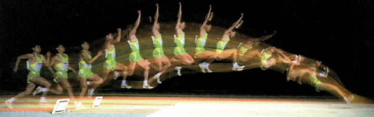 Εικόνα 1.2.18 H χρονοφωτογράφηση χρησιμοποιείται στον αθλητισμό. Στην εικόνα φαίνονται διαδοχικά στιγμιότυπα από ένα άλμα. Μελετώντας τα στιγμιότυπα, ο αθλητής βελτιώνει την τεχνική του.